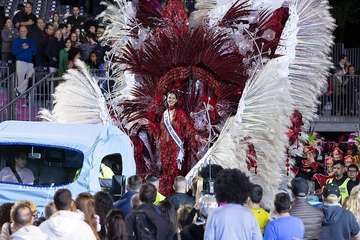  Telde disfruta con el pasacalle de los protagonistas del Carnaval de 'Studio 54'/Lpacarnaval.